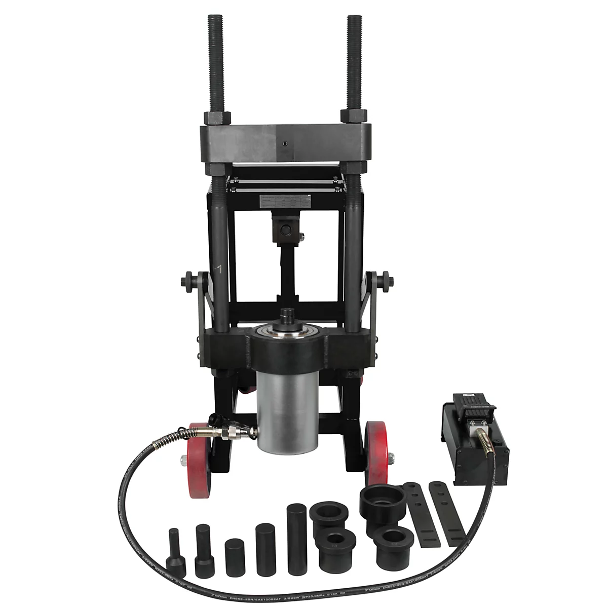 Schwarze Hydraulikpresse mit roter Rolle und Zubehör auf weißem Hintergrund. Mehrere schwarze Werkzeuge liegen davor.